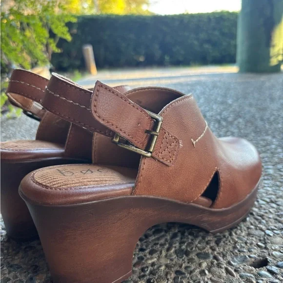 BOC Women's Tan Leather Shoe/Clog
Man made material, Leather look,
Worn once. - Picture 3 of 4